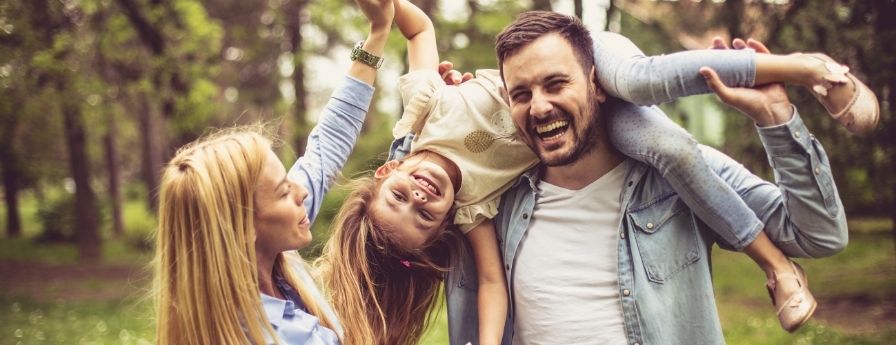 genitori che si divertono insieme alla loro bambina