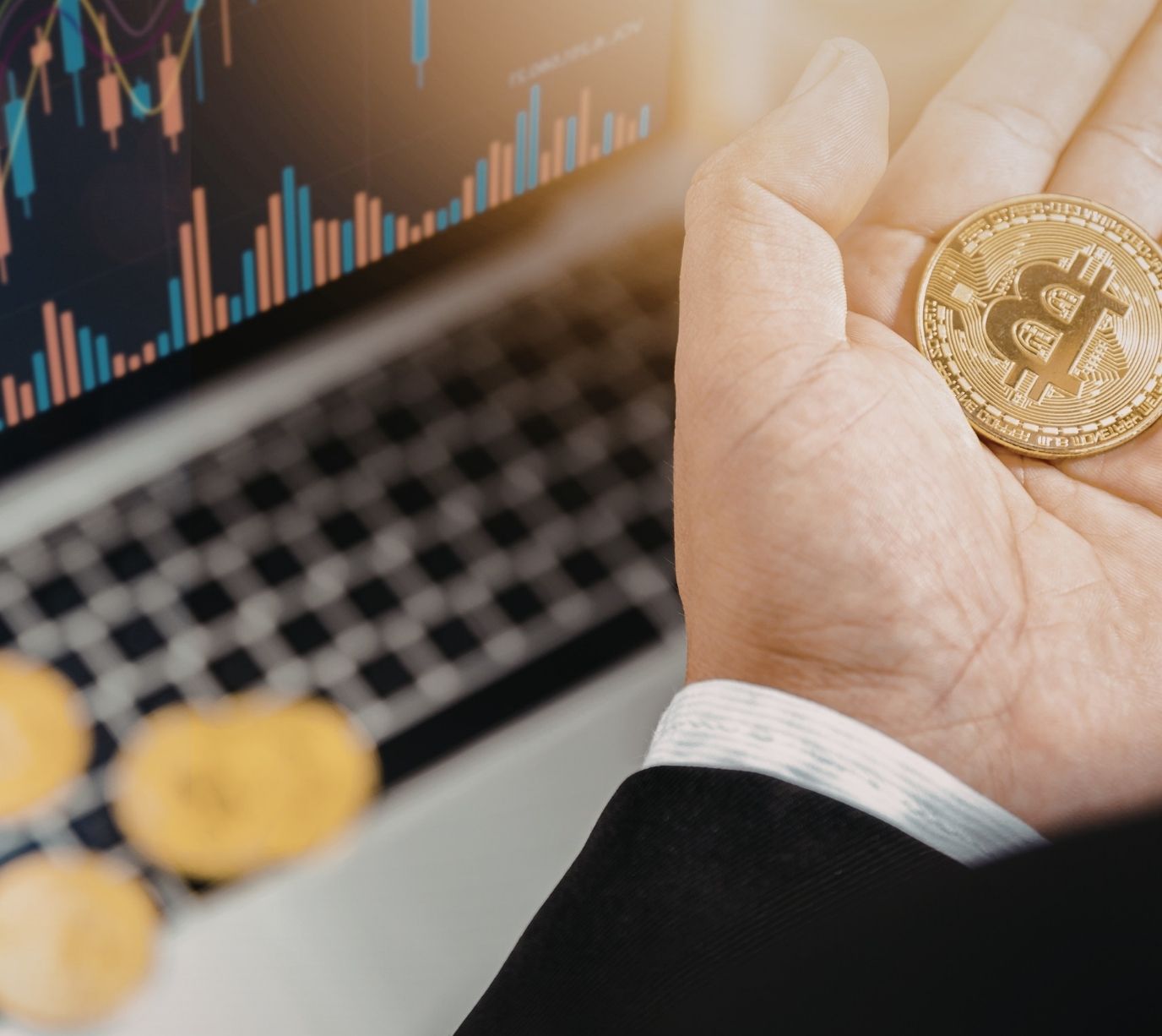 mano con moneta bitcoin