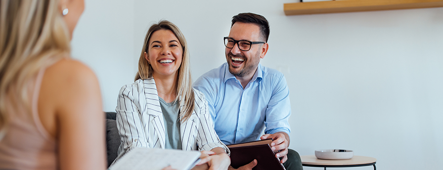 persone sorridenti in ufficio