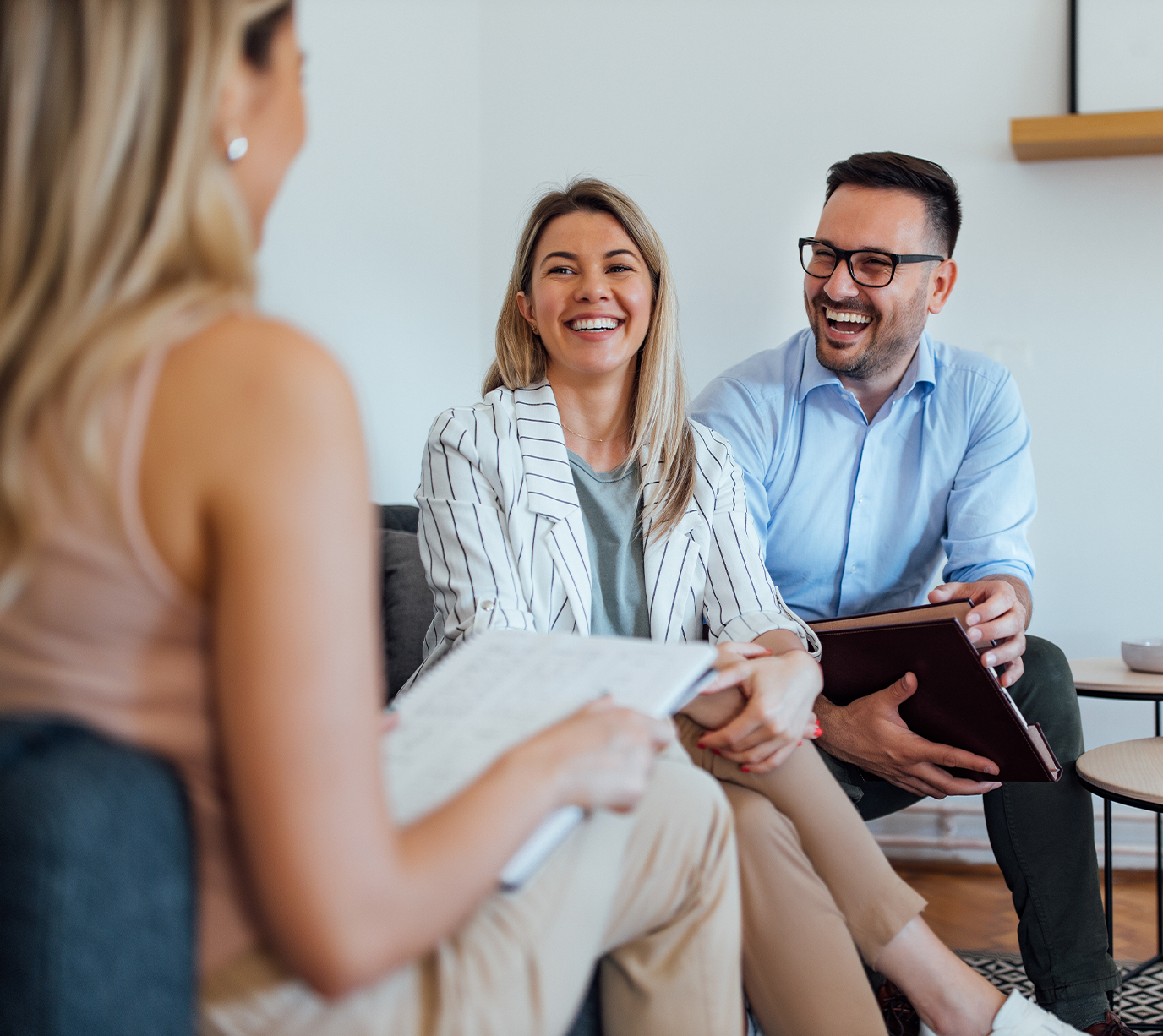 persone giovani sorridenti un un ufficio
