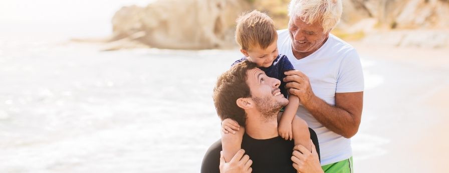 3 generazioni diverse che ridono insieme