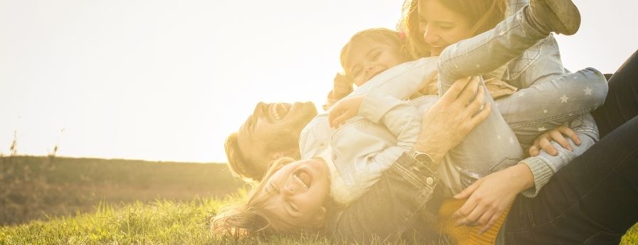 famiglia felice sul prato