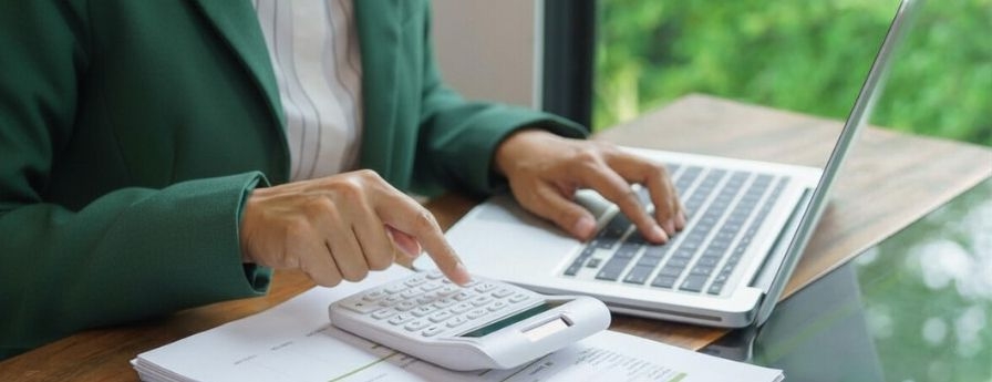 persona che fa dei conti con la calcolatrice