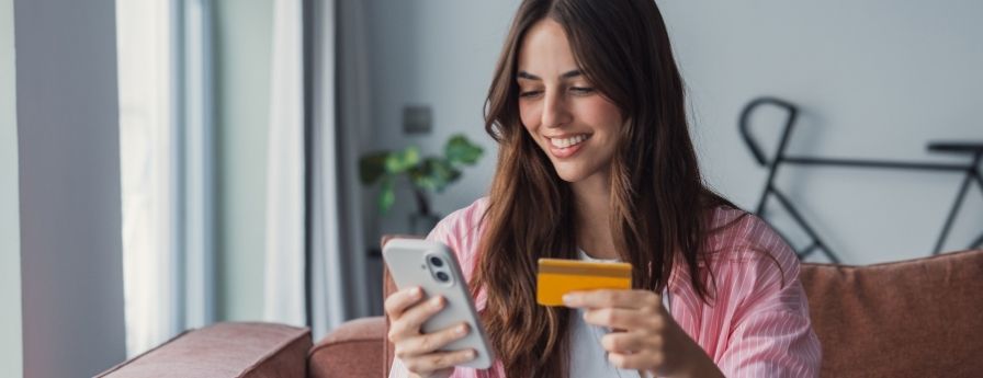 ragazza con smatphone e carta in mano