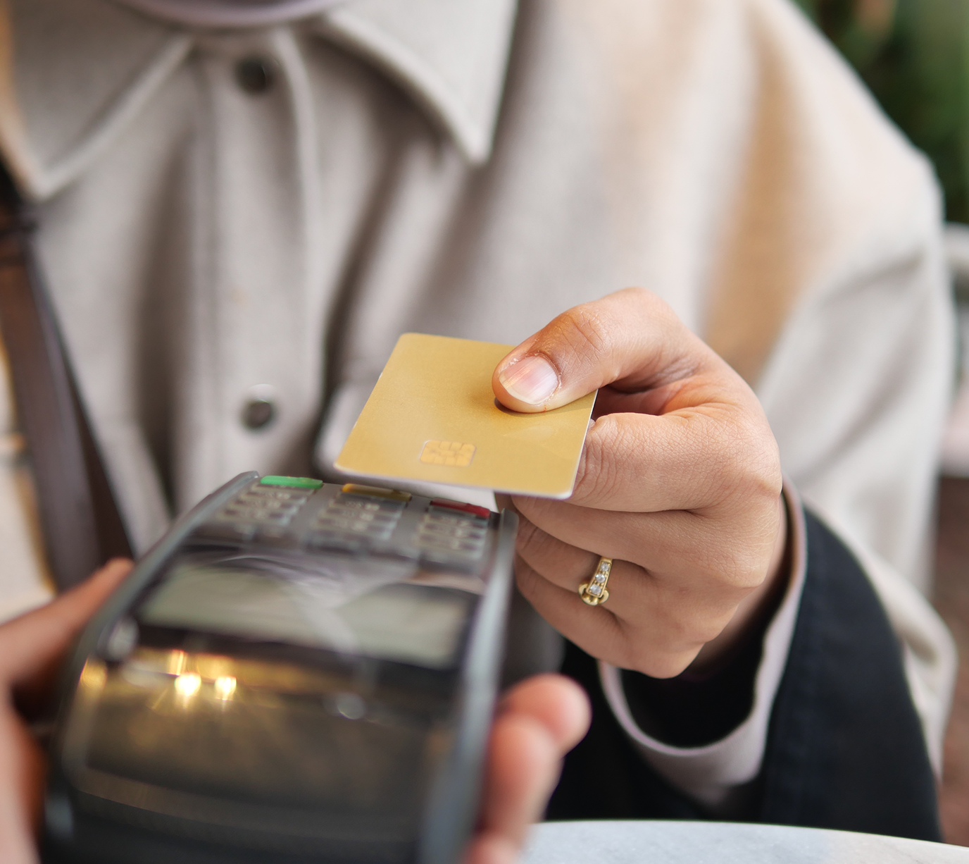 persona che paga con carta in un negozio
