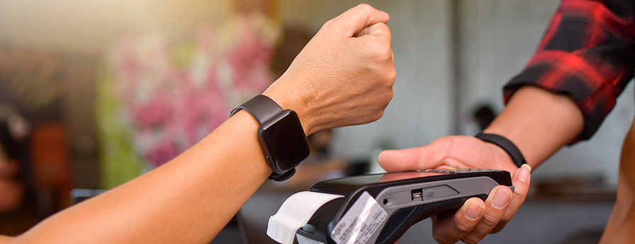 persona che paga con smartwatch
