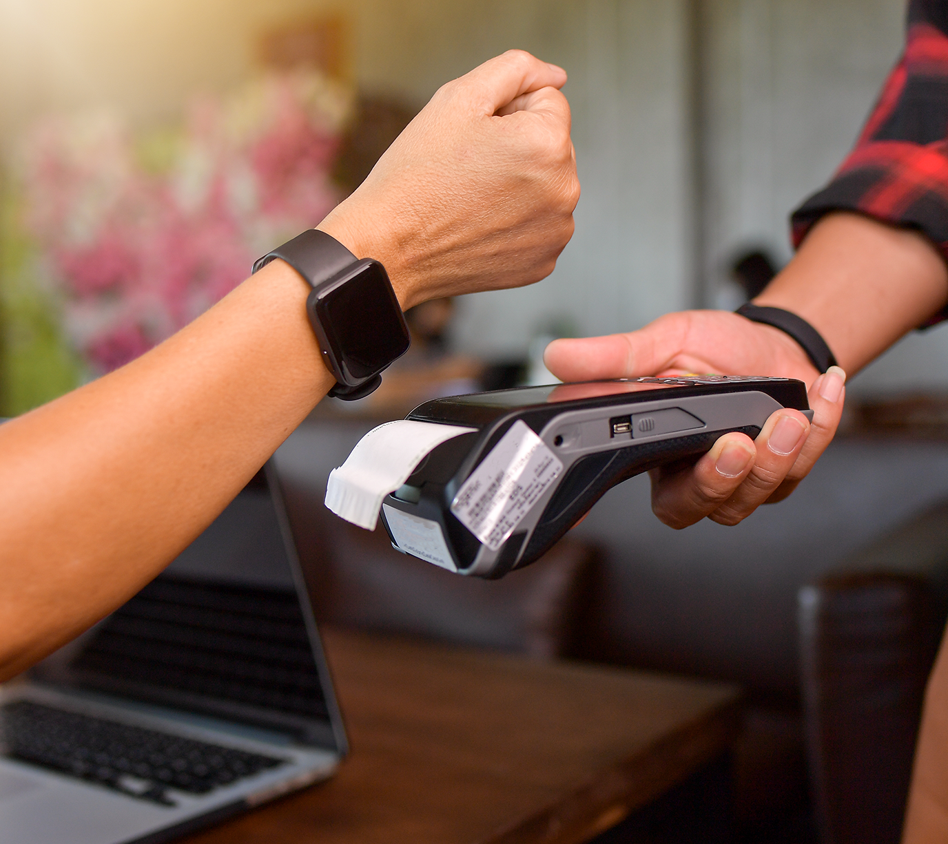 persona che paga con smartwatch