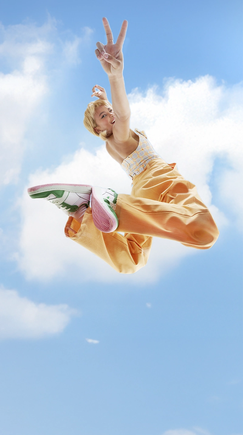 ragazza che salta con scritta come ti senti quando apri conto online e puoi contare sulla banca più solida in europa