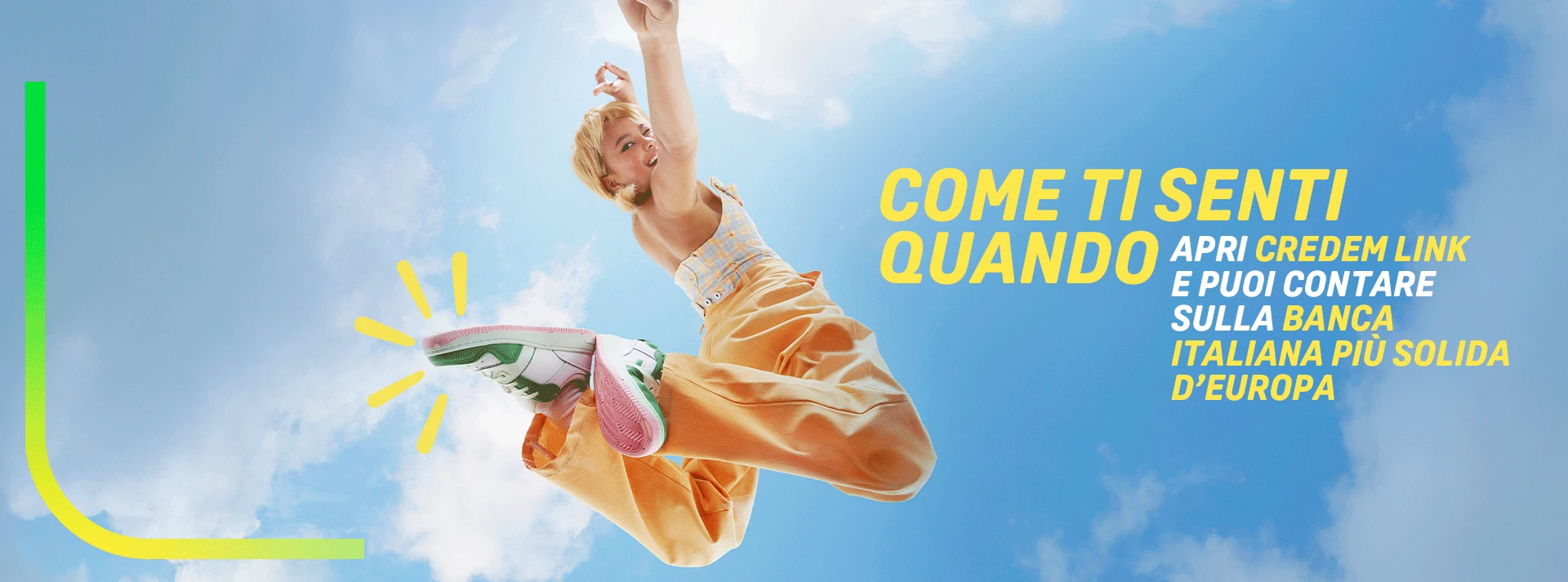 Ragazza giovane felice che saltella per aria 