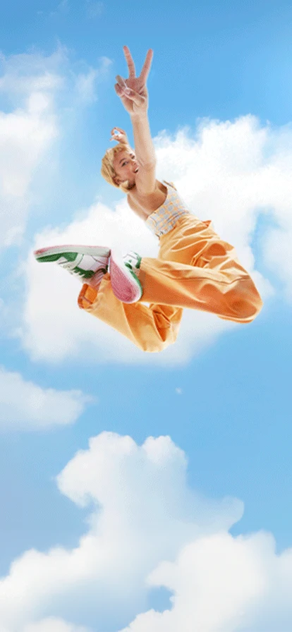 Ragazza giovane felice che saltella per aria 