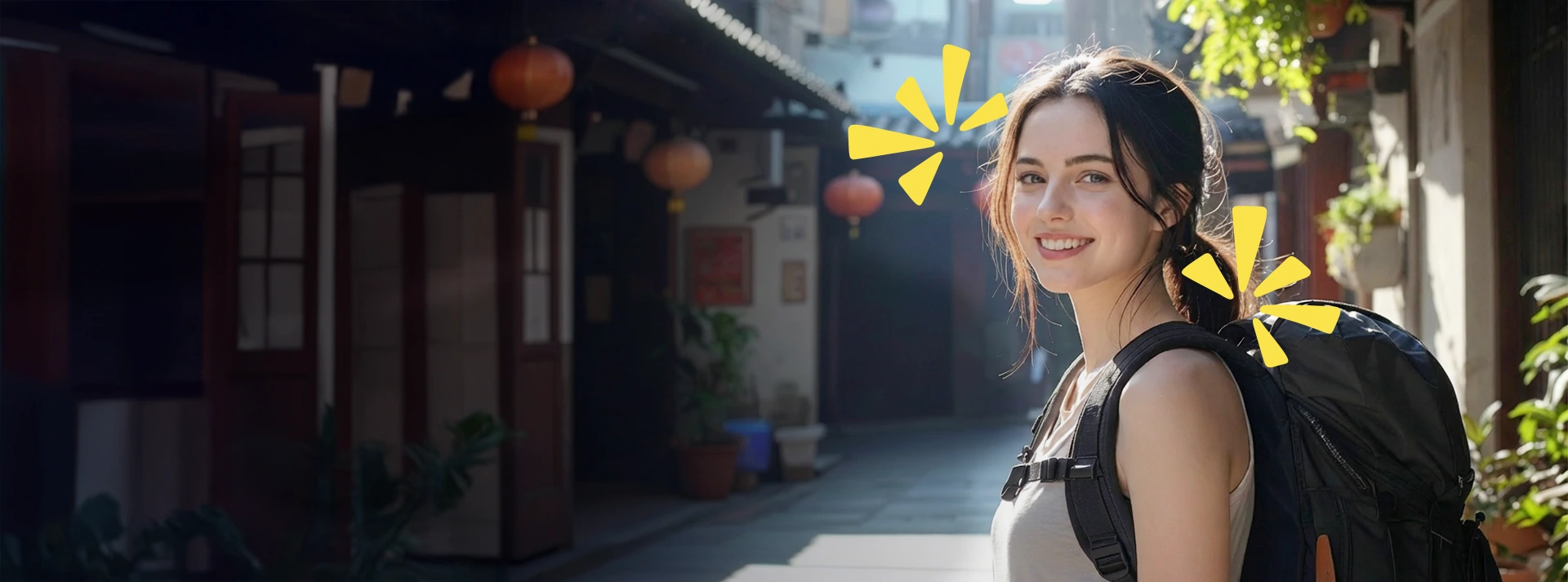 Ragazza giovane sorridente con zaino in spalla