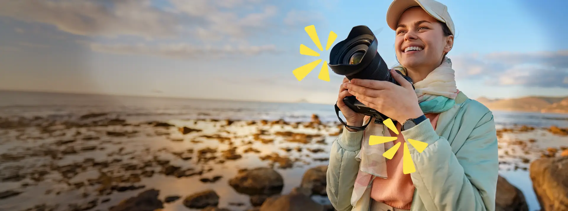 Ragazza sorridente con macchina fotografica in mano 1 of 76 assets 