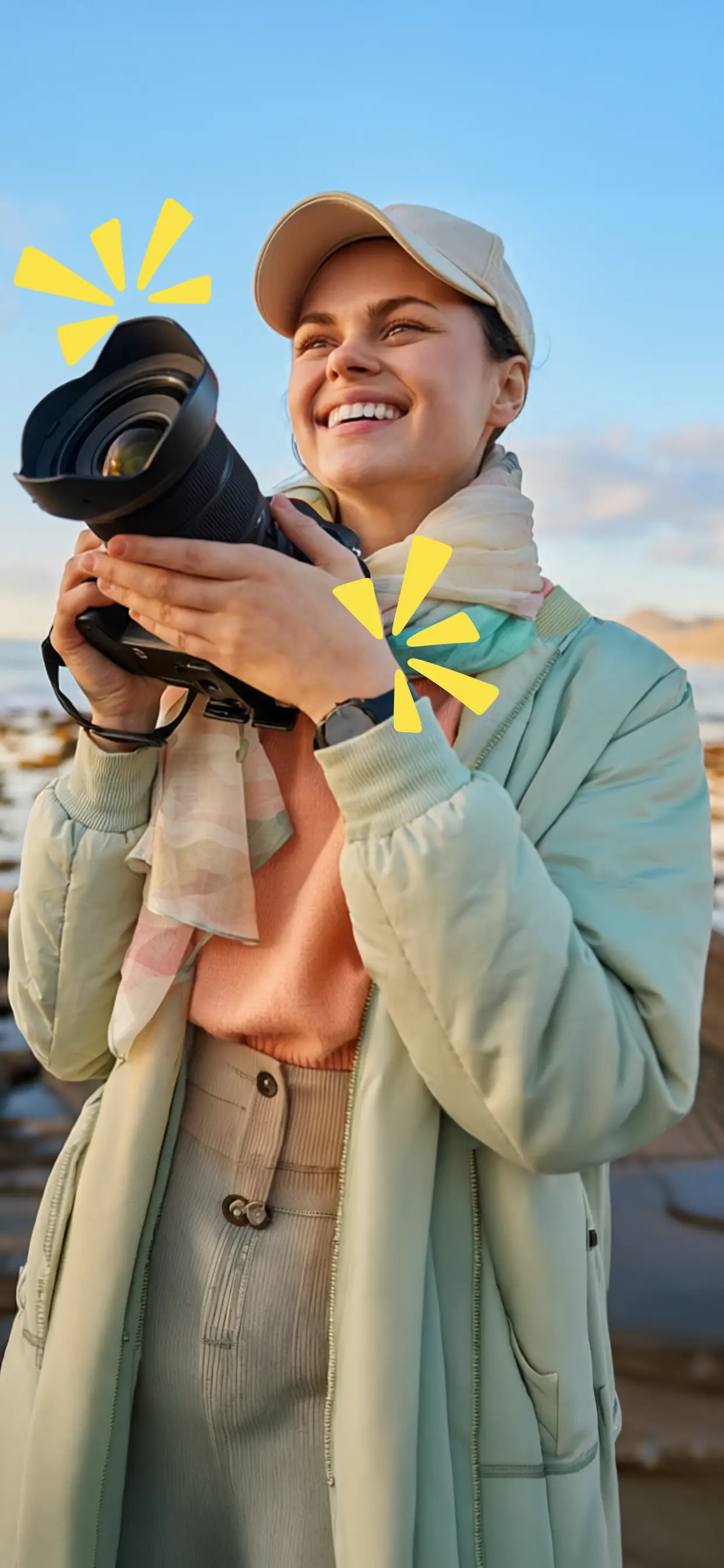 Ragazza sorridente con macchina fotografica in mano 1 of 76 assets 
