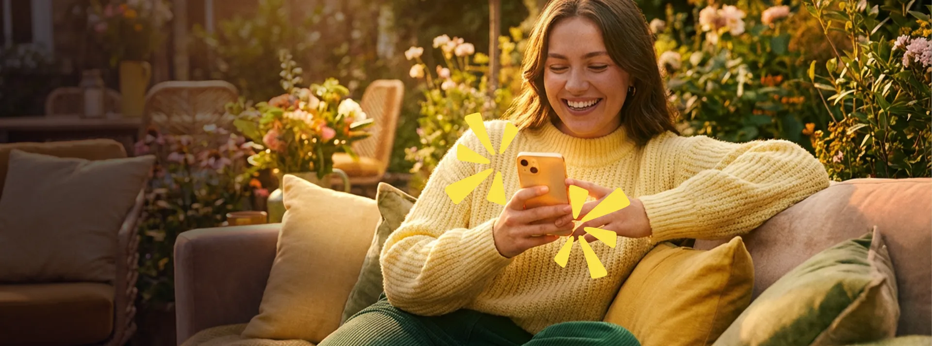 ragazza giovane con smartphone in mano mentre richiede un prestito online Credem