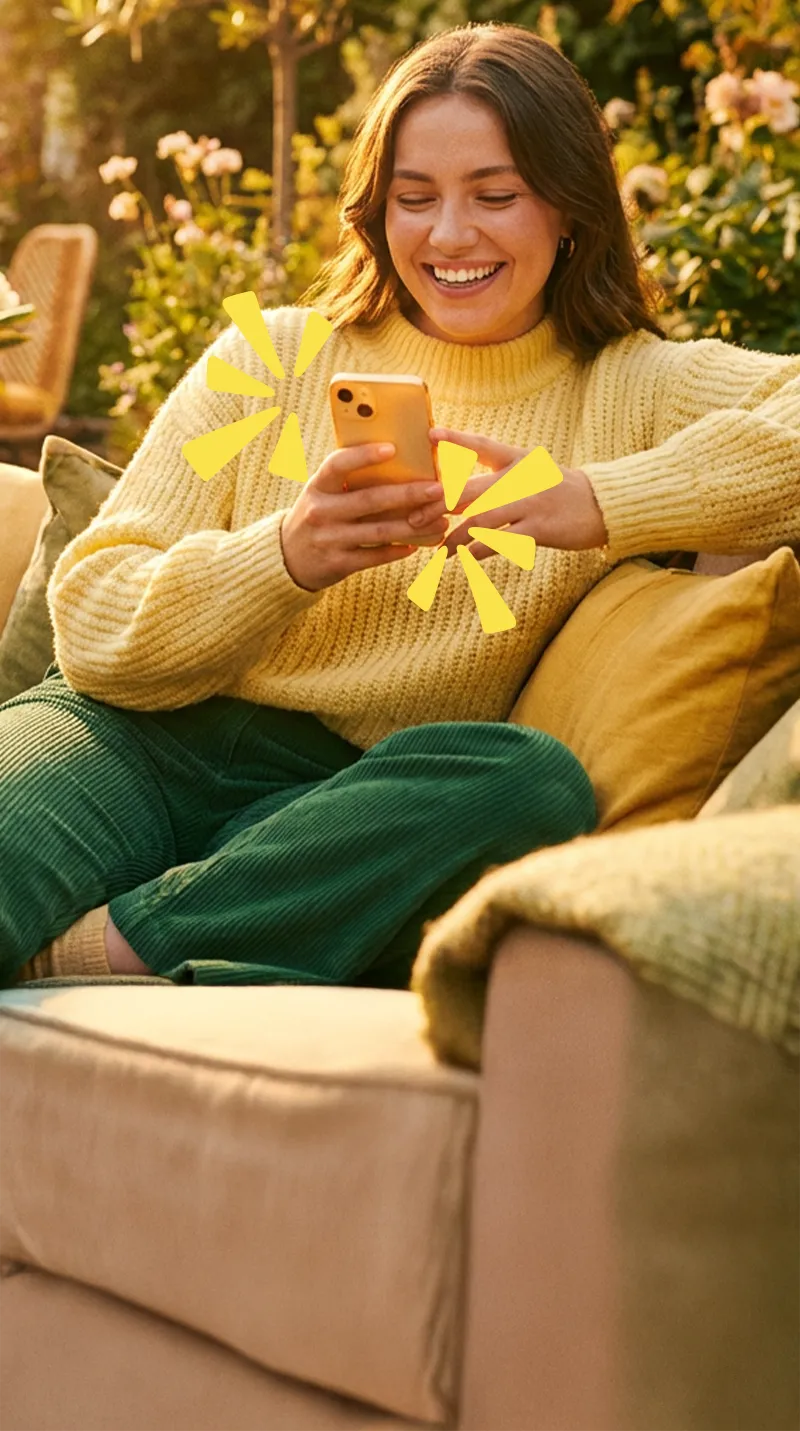 ragazza giovane con smartphone in mano mentre richiede un prestito online Credem