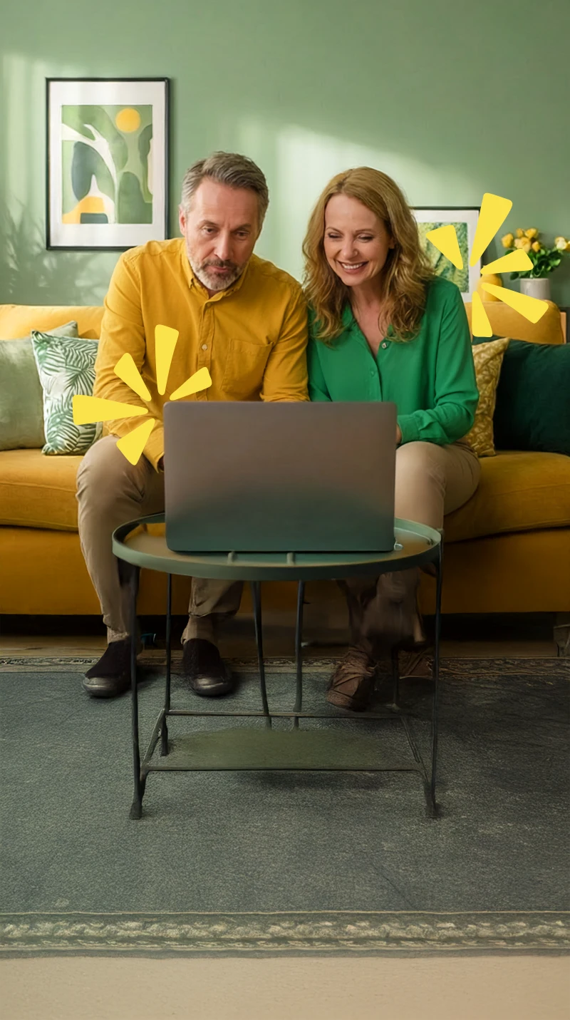 Coppia di mezza età che simula un mutuo sul sito di Credem tramite PC