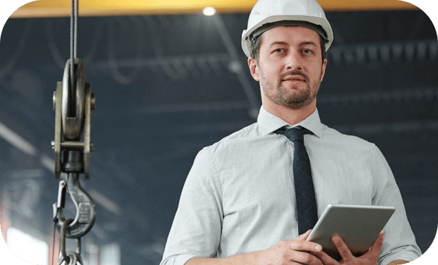 Uomo lavoratore in camicia con tablet in mano e casco di protezione in testa