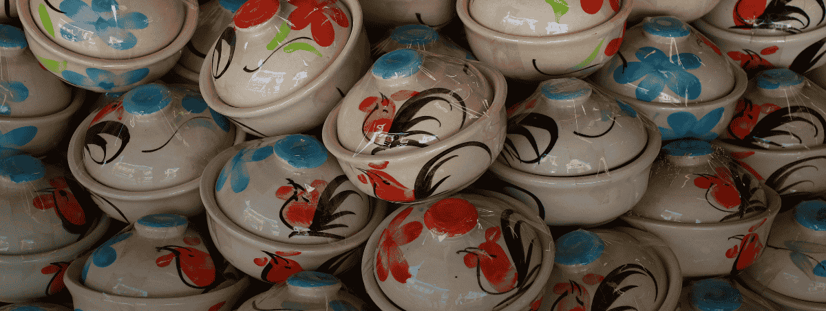 Insieme di ceramiche decorate