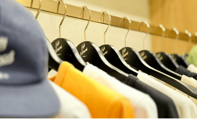 Magliette colorate appese in negozio