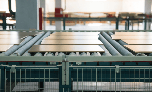 Un nastro trasportatore che trasporta ceramiche.