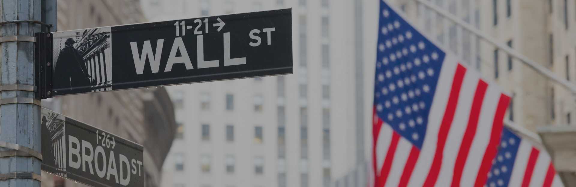 Cartello con le indicazioni di wall stress e sfondo dei grattacieli di New York 