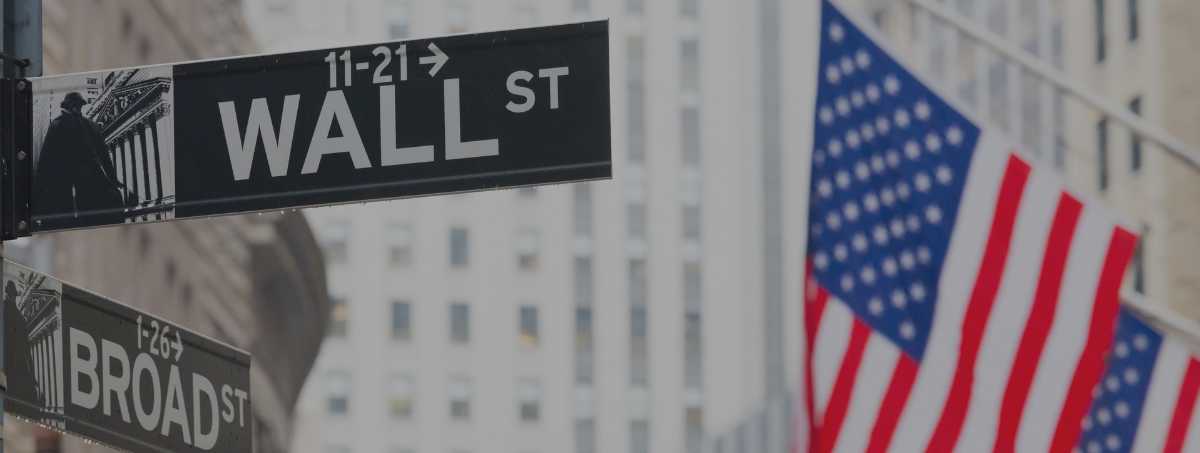 Cartello con le indicazioni di wall stress e sfondo dei grattacieli di New York 