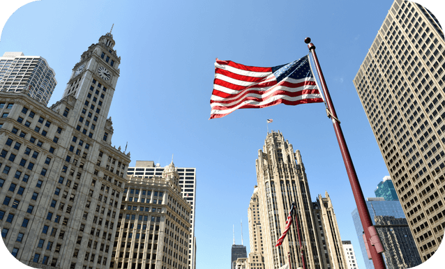 Bandiera americana di grandi dimensioni esposta di fronte a un edificio