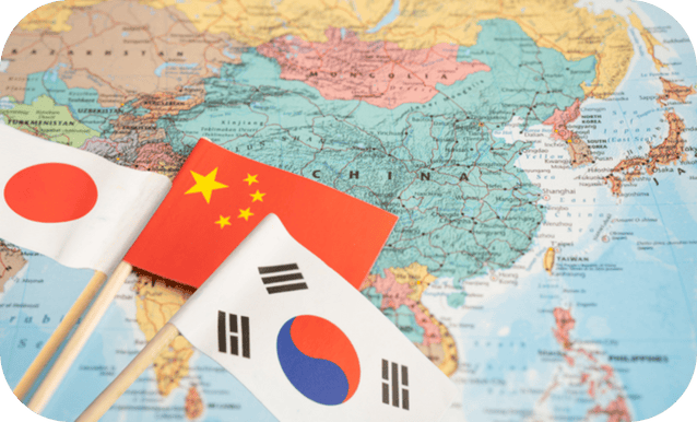 cartina dell'Asia orientale con le bandiere di Cina, Giappone e Corea del Sud