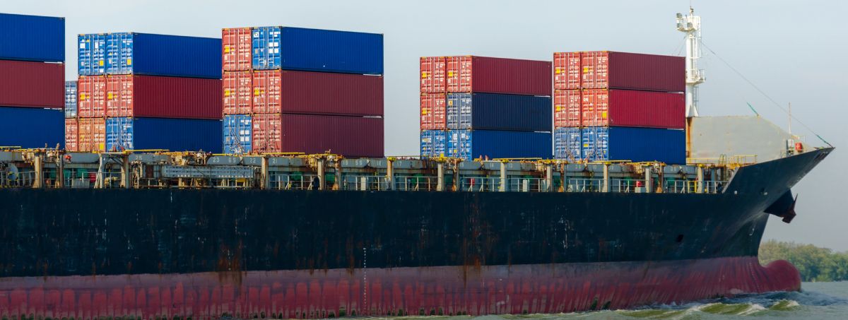 grande imbarcazione con casse per l'export di prodotti