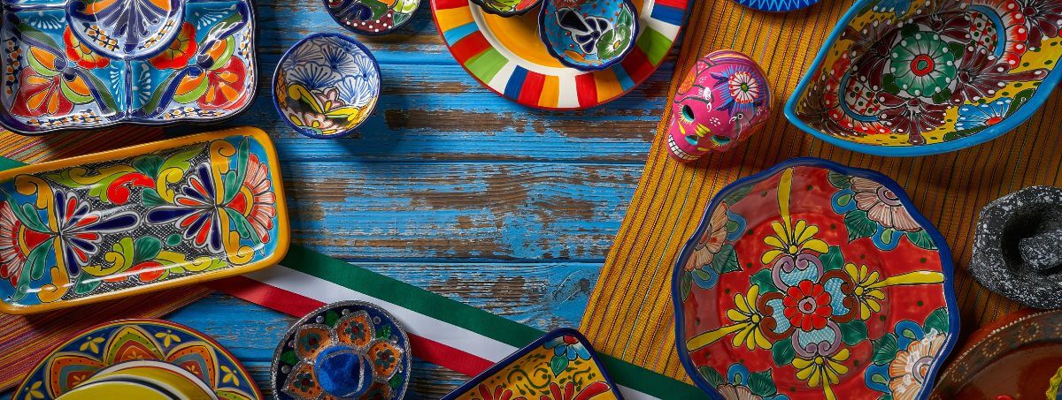 oggetti tipici della cultura messicana su sfondo blu