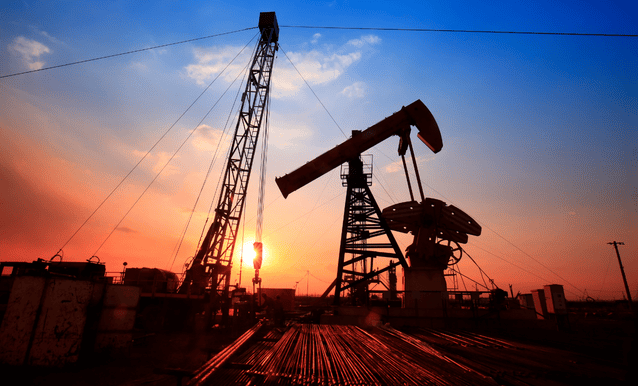 Pompa di petrolio al tramonto