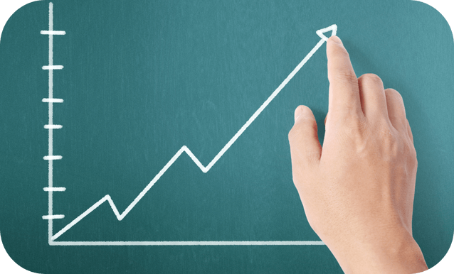 Una mano indica un grafico su una lavagna nera.