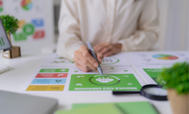 Una donna lavora a un progetto, annotando idee con una penna su un foglio di carta.