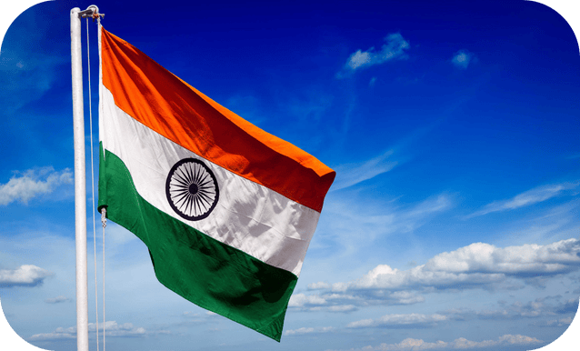 bandiera indiana con sullo sfondo il cielo azzurro