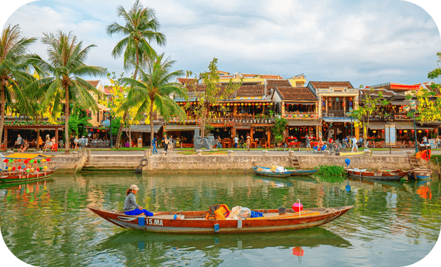 Vista dell'antico mercato nella città di Hoi An in Vietnam che si affaccia sul fiume.