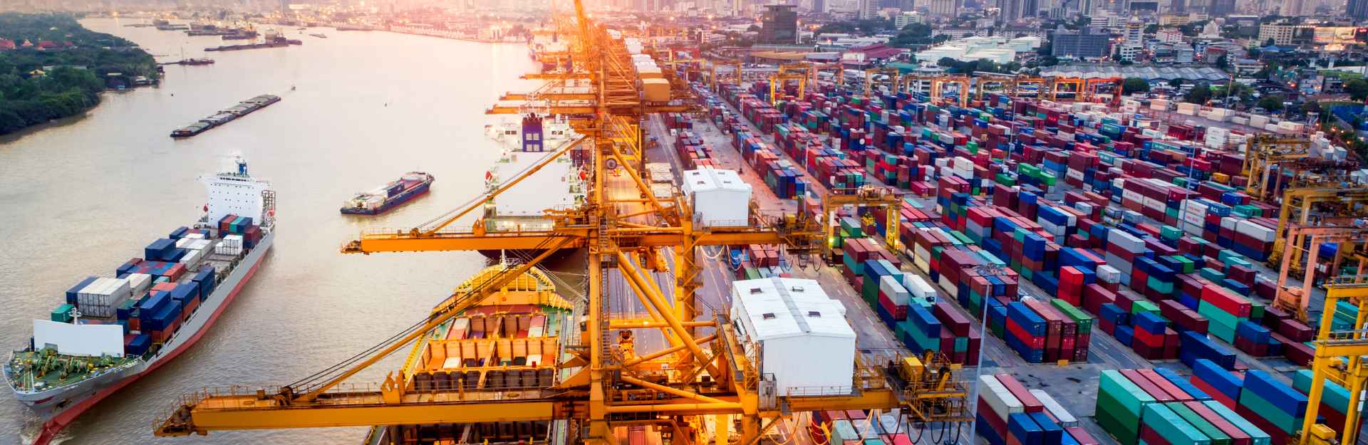 porto con merce cargo 