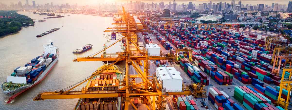 porto con merce cargo 