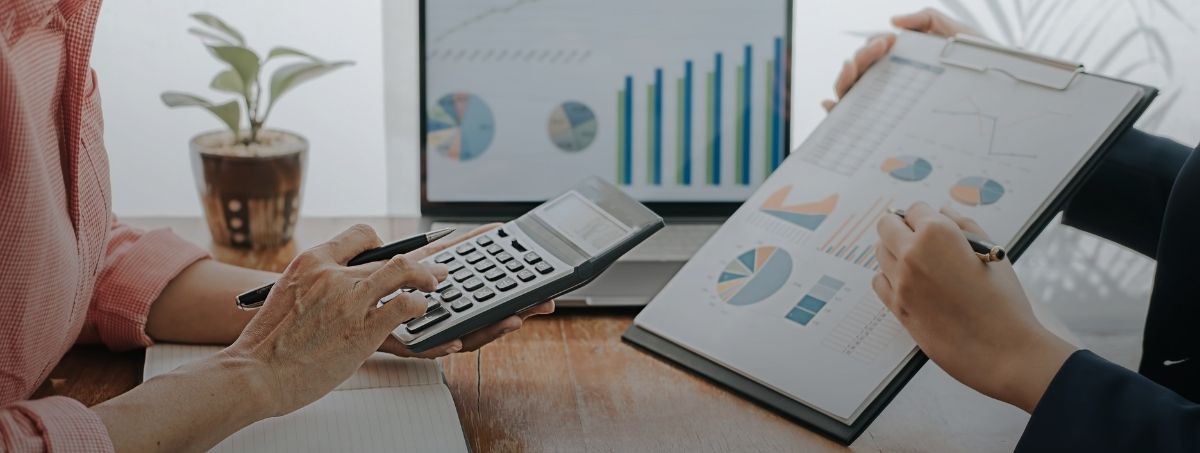 Due persone lavorano insieme su un laptop e un clipboard