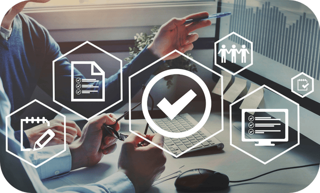 due persone al computer che valutano effettuano un processo di certificazione