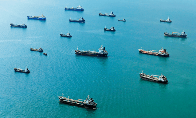 Un gruppo di navi mercantili che navigano in mare aperto