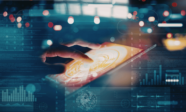 persona che utilizza un tablet con uno sfondo di dati digitali.