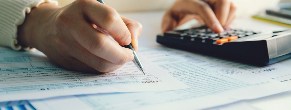 Coppia che stringe la mano al proprio consulente a seguito della firma del piano pensionistico.