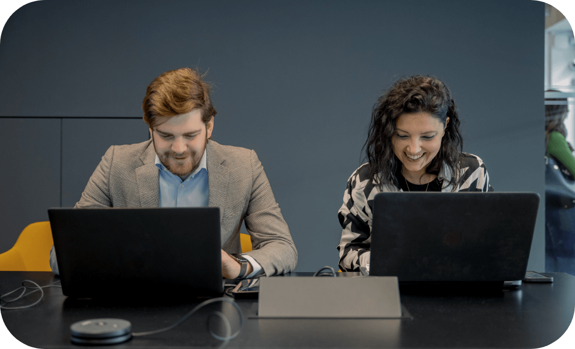 Un uomo e una donna che lavorano assieme in maniera serena evidenziando come per Credem sia importante favorire diversità e inclusione.