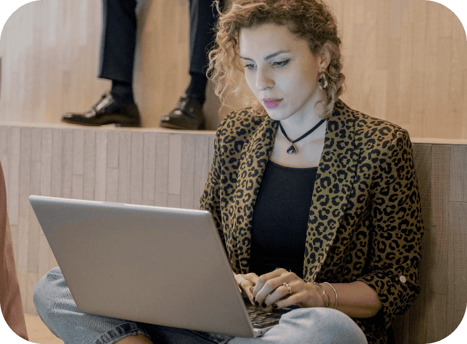 Una dipendente Credem che si sta formando con il computer attraverso l’accademia dedicata ai dipendenti