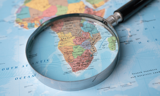 Una lente di ingrandimento evidenzia la cartina dell'Africa meridionale