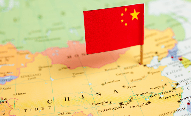 Cartina geografica che indica la Cina con una bandierina 