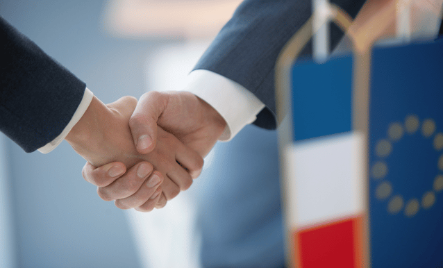 Stretta di mano tra i rappresentanti di nazioni diverse