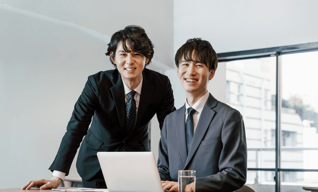 Impiegati asiatici che lavorano al computer
