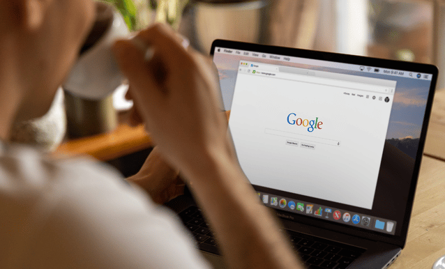 Un uomo cerca su internet dei siti web