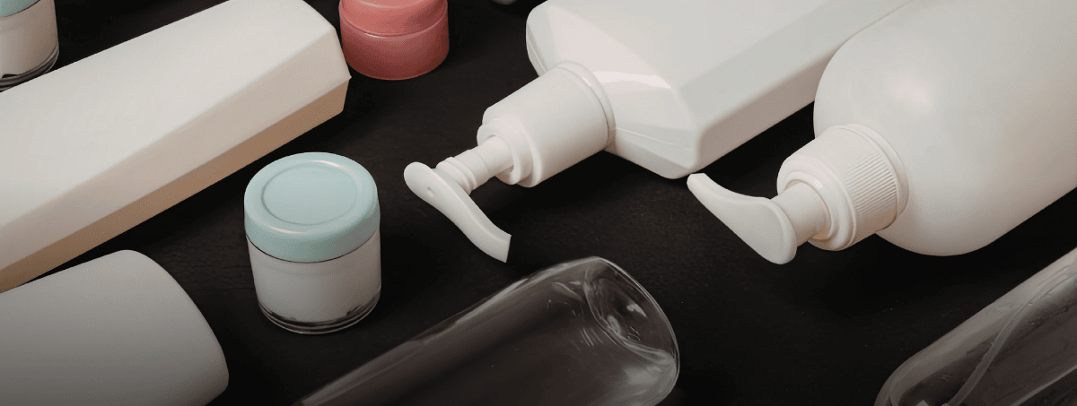 Insieme di bottiglie di cosmetici disposte su un tavolo